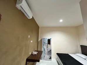 Standard Double Room | Free WiFi, bed sheets - OYO 95175 Palapa Inn (Medan)