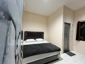 Standard Double Room | Free WiFi, bed sheets - OYO 95175 Palapa Inn (Medan)