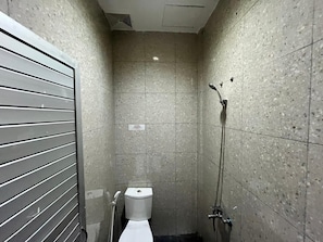 Shower, towels, soap, shampoo - OYO 95175 Palapa Inn (Medan)