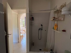Douche, sèche-cheveux, bidet, serviettes fournies