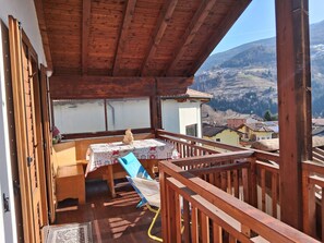 Outdoor dining - Apartment with mountain view terrace in Sant'Orsola Terme Valle dei Mocheni (Sant'Orsola)