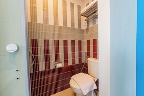 Een douche,  milieuvriendelijk toiletgerief, een haardroger, handdoeken