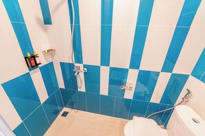Een douche,  milieuvriendelijk toiletgerief, een haardroger, handdoeken