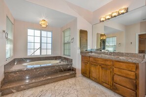 Bathroom - Peaceful spacious studio in Vista surrounded by greenery and birdsong. (Vista)