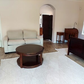 Living area - Peaceful spacious studio in Vista surrounded by greenery and birdsong. (Vista)