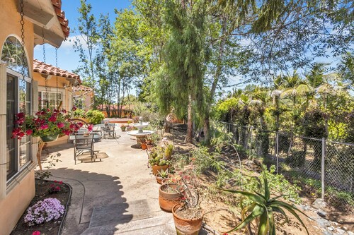 Peaceful spacious studio in Vista surrounded by greenery and birdsong.