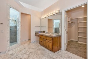 Bathroom - Peaceful spacious studio in Vista surrounded by greenery and birdsong. (Vista)