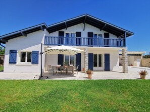 Exterior - South-facing house close to the ocean with pool and mountain views - 8 pers. (Boucau)