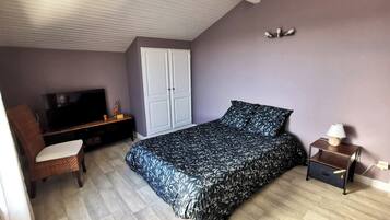 4 bedrooms, iron/ironing board, free WiFi, bed sheets