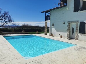 A heated pool - South-facing house close to the ocean with pool and mountain views - 8 pers. (Boucau)