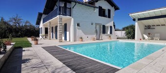 South-facing house close to the ocean with pool and mountain views - 8 pers.