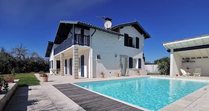 South-facing house close to the ocean with pool and mountain views - 8 pers.