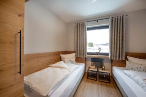 2 bedrooms, free WiFi, bed sheets - Alpine chalet on Lech in the mountains - family apartment, 5 min to the mountain lift (Lechaschau)