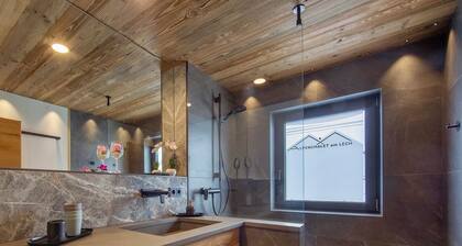 Alpine chalet on Lech in the mountains - family apartment, 5 min to the mountain lift