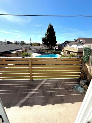 Property grounds - Close to Disney, two story apartment can sleep 6 or more, with work station ps5 (Anaheim)