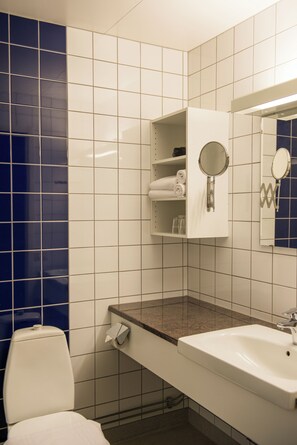 Twin Room, Patio, Garden View | Bathroom - Hotell Toftagården (Gotlands Tofta)