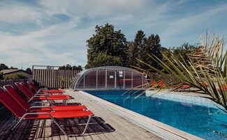 Una piscina al aire libre de temporada