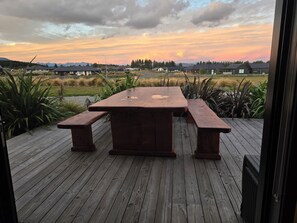 Outdoor dining - The Games Room - Epic views from the spa & Mancave Magic (Twizel)