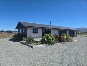 Exterior - The Games Room - Spa, Epic Views & Mancave Magic (Twizel)