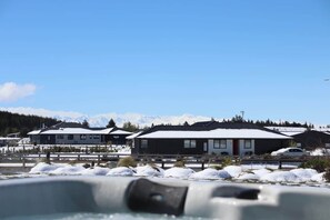 Outdoor spa tub - The Games Room - Spa, Epic Views & Mancave Magic (Twizel)