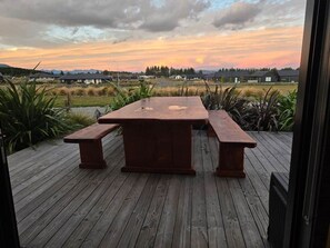 Outdoor dining - The Games Room - Spa, Epic Views & Mancave Magic (Twizel)