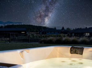 Outdoor spa tub - The Games Room - Epic Views & Mancave Magic (Twizel)