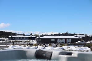 Outdoor spa tub - The Games Room - Epic views from the spa & Mancave Magic (Twizel)
