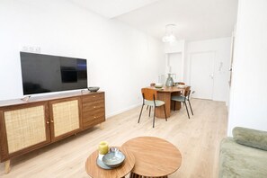 Living area - A Chic and Contemporary Interior (Mons-en-Barœul)