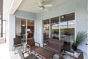 Outdoor dining - Four Bedrooms, 3 Baths, No Rear Neighbors,  Just Minutes walk  to Clubhouse (Kissimmee)