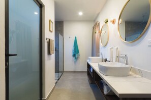 Shower, hair dryer, towels - Casa Bo Jungle - Steps to Tamarindo Beach - Surf & Pool (Playa Langosta)