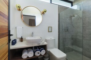 Shower, hair dryer, towels - Casa Bo Jungle - Steps to Tamarindo Beach - Surf & Pool (Playa Langosta)