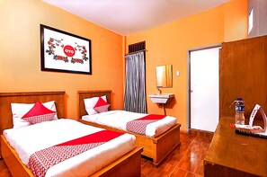 Room - Hotel O near Monument Historique Berasta (Berastagi)