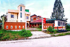 Front of property - Hotel O near Monument Historique Berasta (Berastagi)