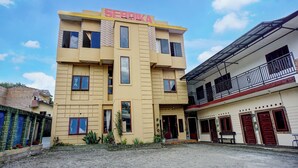A multi-story building with a sign reading 'SEROKA' at the top. - Hotel O near Monument Historique Berasta (Berastagi)