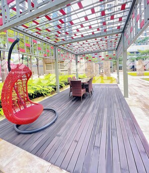 Outdoor dining - Neovia By SanLiving - 3BR - Direct Mall (Jakarta)