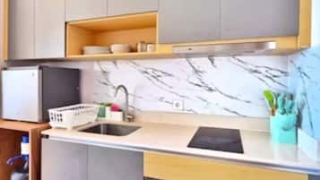 Apartment, 3 Bedrooms, City View | Private kitchen