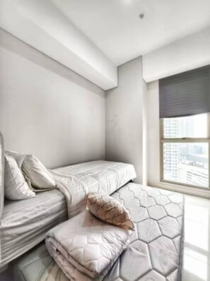 Apartamento, 3 habitaciones, vistas a la ciudad | Escritorio, tabla de planchar con plancha, wifi gratis