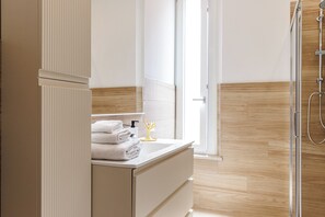 Shower, hair dryer, bidet, towels