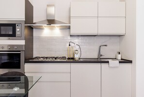 Kühlschrank, Mikrowelle, Ofen, Herdplatte