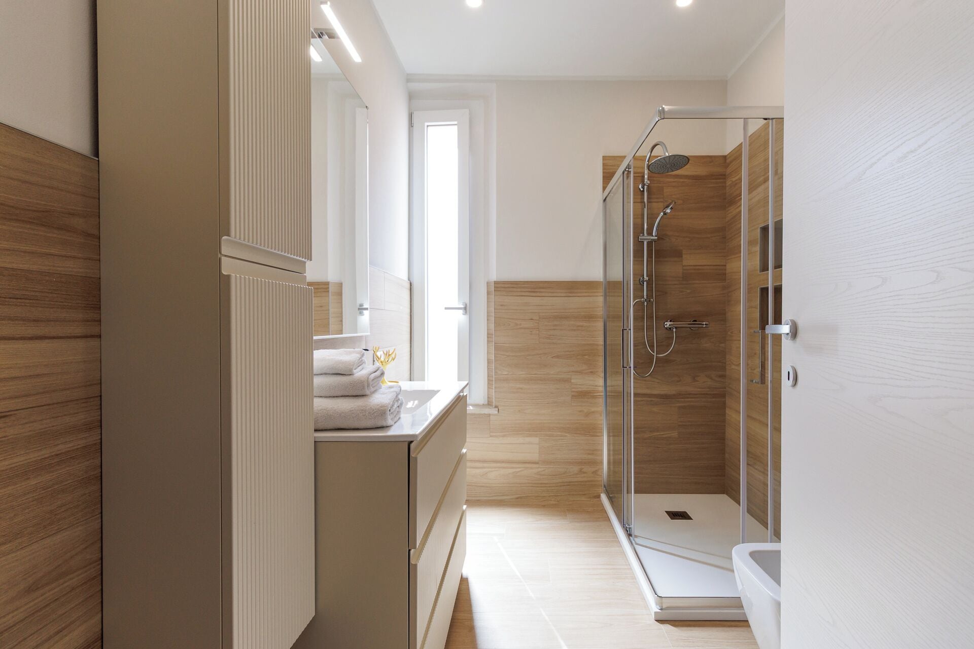 Dusche, Haartrockner, Bidet, Handtücher
