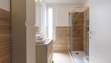 Dusche, Haartrockner, Bidet, Handtücher