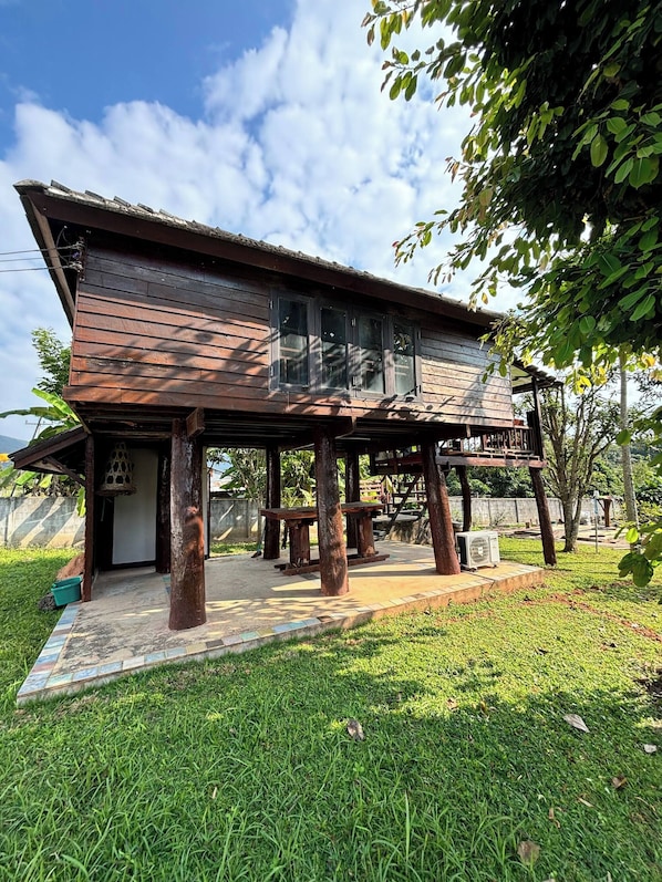 Terrace/patio - Tranquil Wooden Holiday House With Mountain Views in Pa Phai (San Sai)