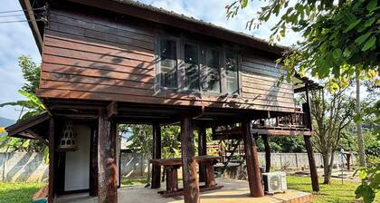 Tranquil Wooden Holiday House With Mountain Views in Pa Phai
