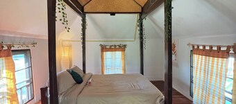 Tranquil Wooden Holiday House With Mountain Views in Pa Phai