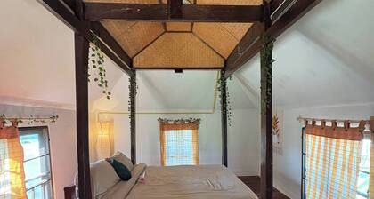 Tranquil Wooden Holiday House With Mountain Views in Pa Phai