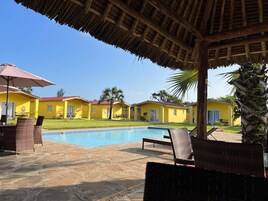 Una piscina al aire libre