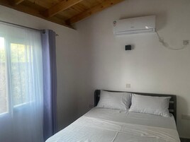 Espacio para trabajar con laptop y cortinas blackout 