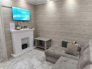 Una Smart TV, una chimenea