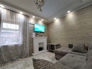Una Smart TV, una chimenea