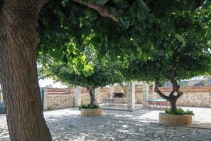 Outdoor dining - Seafront Private Villa, 350m Away From Organised Sandy Beach (Rethymno)